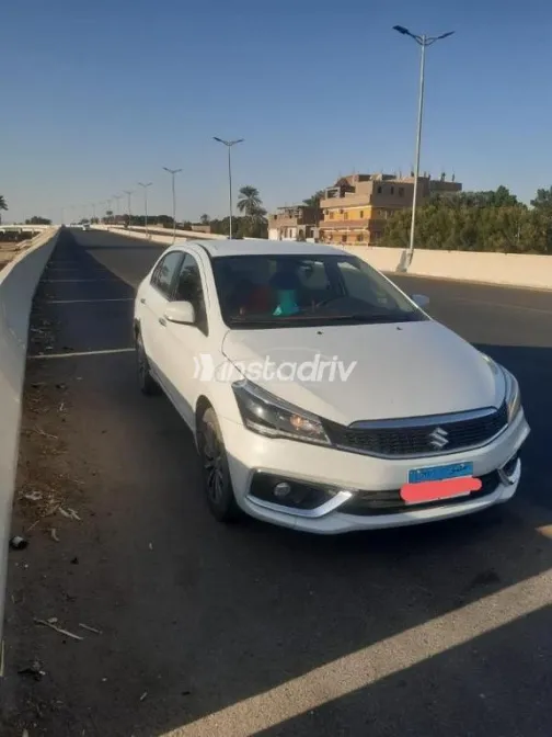سوزوكى سياز 2022 أبيض مستعملة للبيع - 2