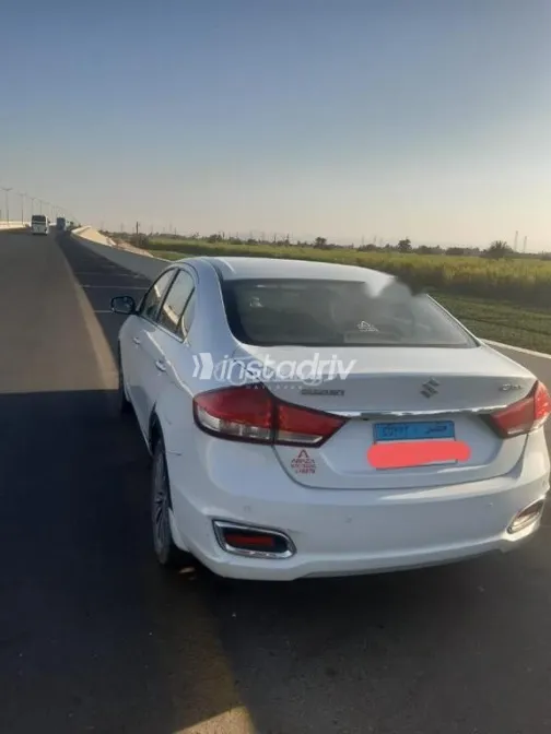سوزوكى سياز 2022 أبيض مستعملة للبيع - 3