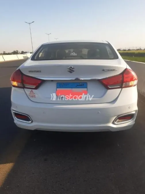 سوزوكى سياز 2022 أبيض مستعملة للبيع - 4
