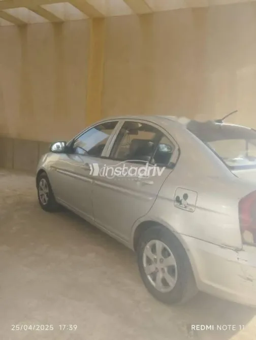 هيونداي اكسنت 2009 فضي مستعملة للبيع - 2