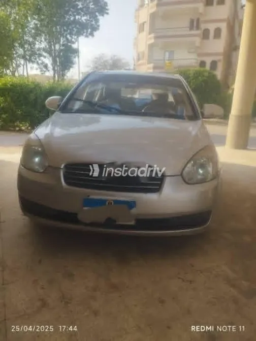 هيونداي اكسنت 2009 فضي مستعملة للبيع - 3