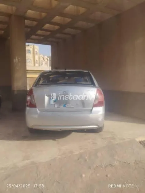 هيونداي اكسنت 2009 فضي مستعملة للبيع - 4
