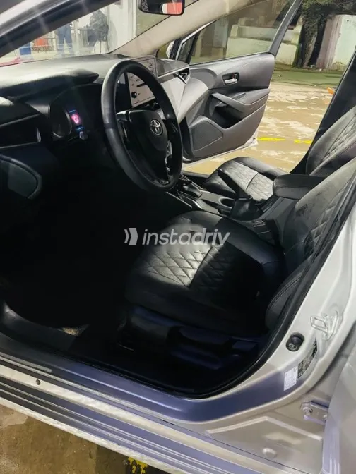 تويوتا كورولا 2020 أبيض مستعملة للبيع - 2