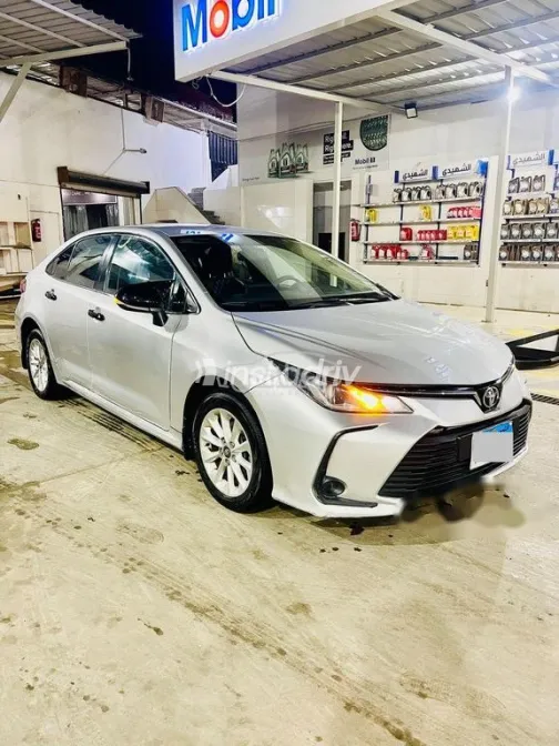 تويوتا كورولا 2020 أبيض مستعملة للبيع - 3