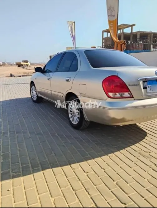 نيسان صنى 2009 ذهبي مستعملة للبيع - 4