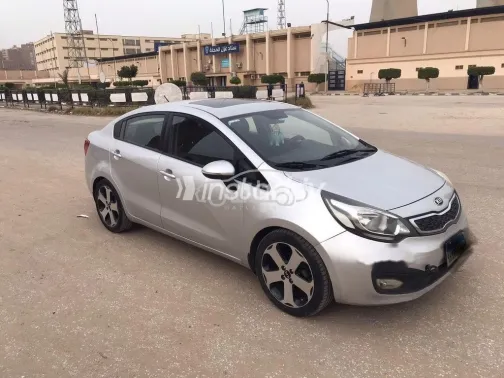 كيا ريو 2015 فضي مستعملة للبيع - 3