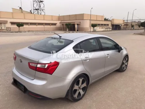 كيا ريو 2015 فضي مستعملة للبيع - 4