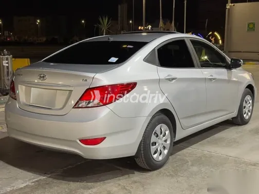 هيونداي اكسنت 2025 فضي مستعملة للبيع - 1