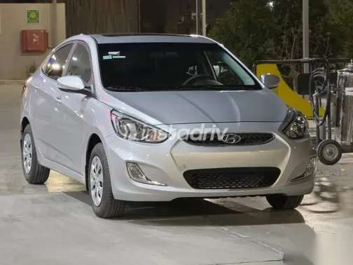 هيونداي اكسنت 2025 فضي مستعملة للبيع - 2