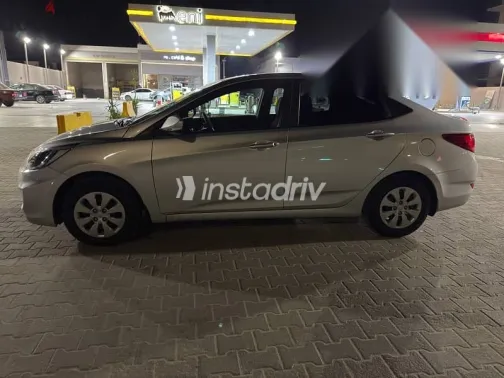 هيونداي اكسنت 2025 فضي مستعملة للبيع - 3