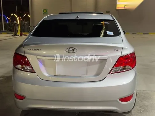 هيونداي اكسنت 2025 فضي مستعملة للبيع - 6
