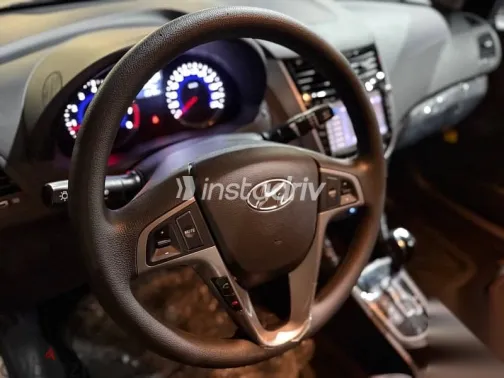 هيونداي اكسنت 2025 فضي مستعملة للبيع - 7