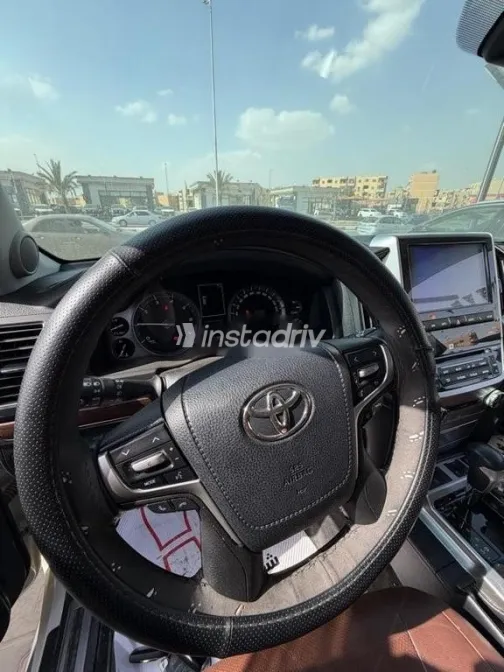 تويوتا لاند كروزر 2021 أبيض مستعملة للبيع - 3