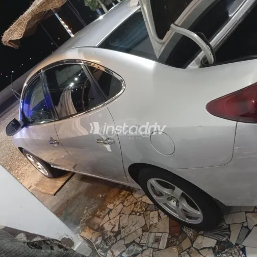 هيونداي إلنترا 2011 فضي مستعملة للبيع - 1