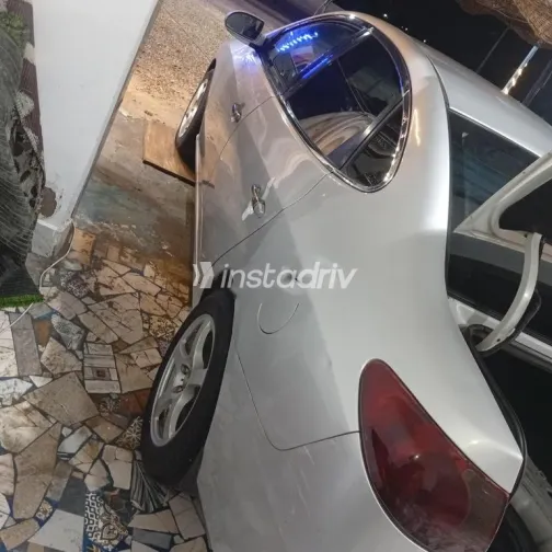 هيونداي إلنترا 2011 فضي مستعملة للبيع - 2