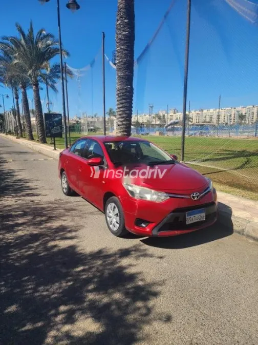 تويوتا ياريس 2014 أحمر مستعملة للبيع - 2