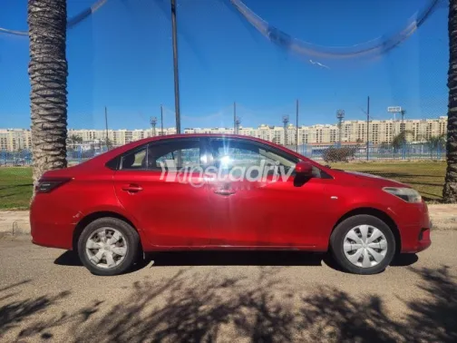 تويوتا ياريس 2014 أحمر مستعملة للبيع - 3