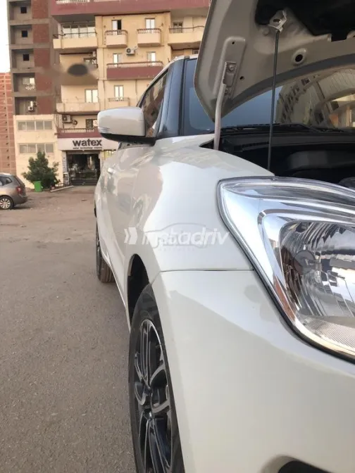 سوزوكى سويفت 2023 أبيض مستعملة للبيع - 4