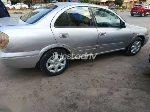 نيسان صنى 2010 فضي مستعملة للبيع - 2