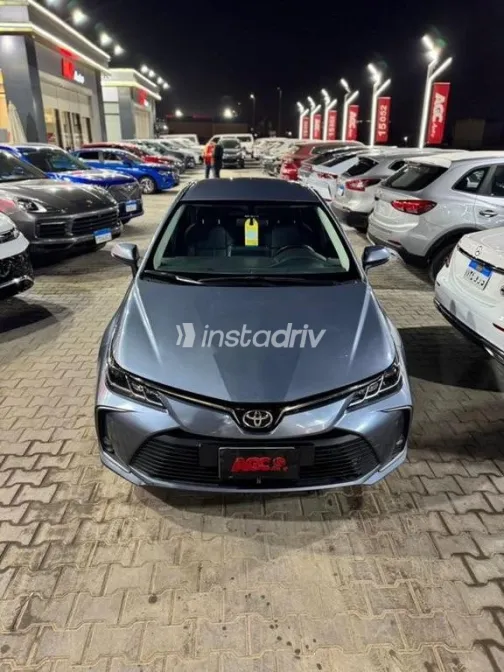 تويوتا كورولا 2023 أزرق غامق مستعملة للبيع - 1