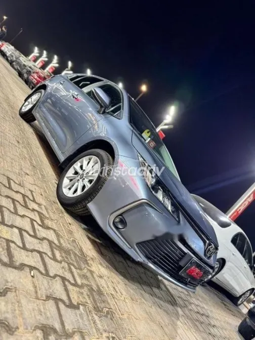 تويوتا كورولا 2023 أزرق غامق مستعملة للبيع - 3