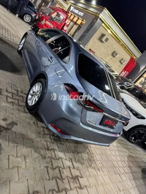 تويوتا كورولا 2023 أزرق غامق مستعملة للبيع - 4