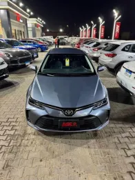 تويوتا كورولا 2023 أزرق غامق مستعملة للبيع