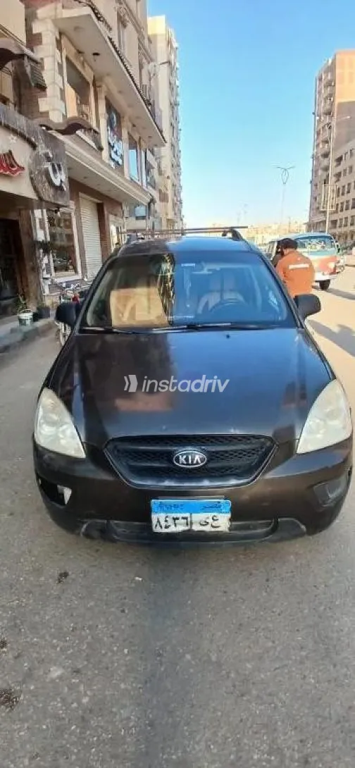كيا كارينز 2010 أخضر غامق مستعملة للبيع - 1