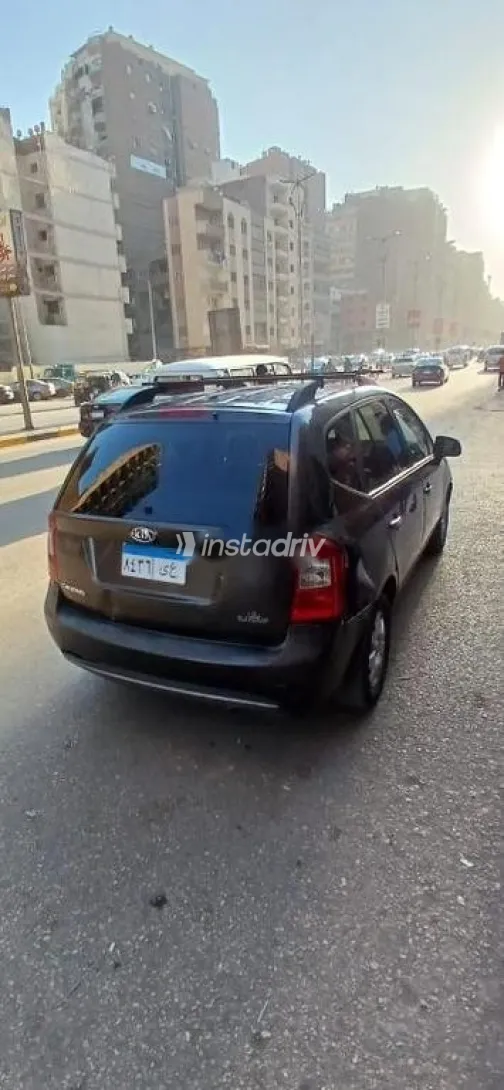 كيا كارينز 2010 أخضر غامق مستعملة للبيع - 2