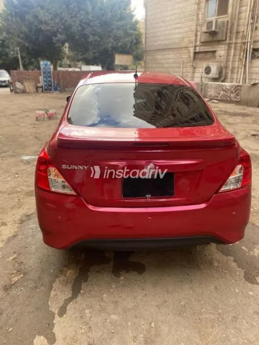 نيسان صنى 2022 أحمر مستعملة للبيع - 2