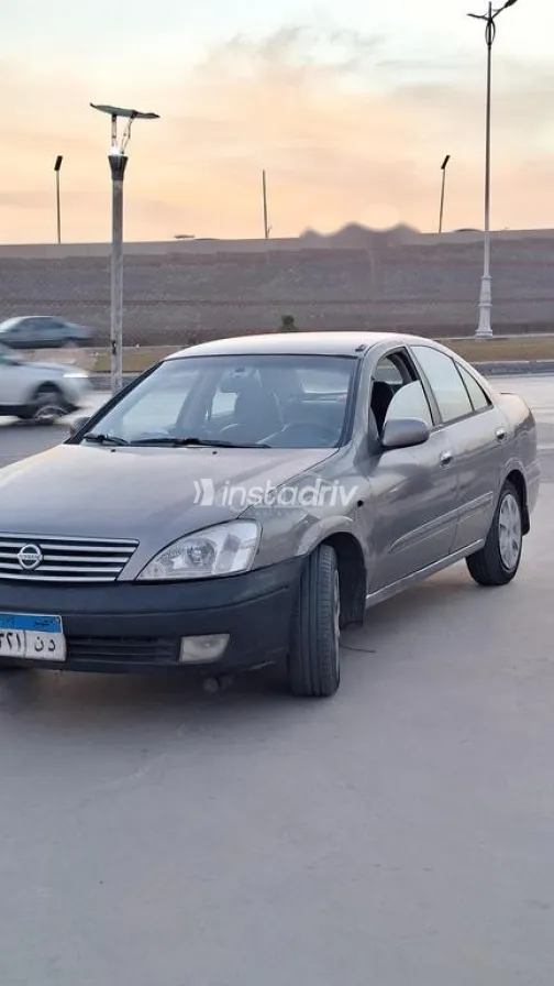 نيسان صنى 2012 فضي مستعملة للبيع - 1