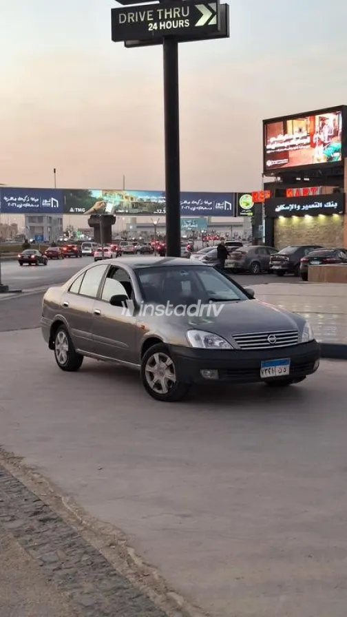 نيسان صنى 2012 فضي مستعملة للبيع - 3