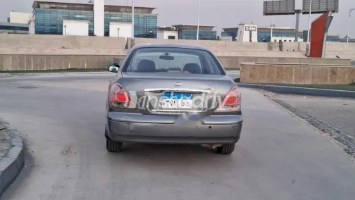 نيسان صنى 2012 فضي مستعملة للبيع - 4