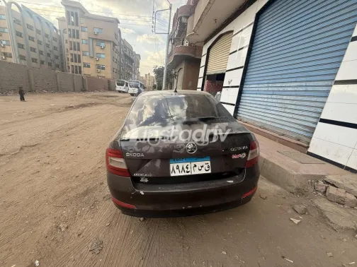 سكودا اوكتافيا A7 2015 بني مستعملة للبيع - 2