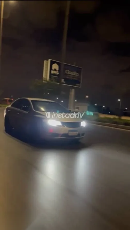 كيا سيراتو 2010 فضي مستعملة للبيع - 1