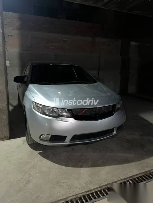 كيا سيراتو 2010 فضي مستعملة للبيع - 3