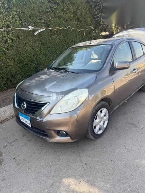 نيسان صنى 2015 فضي مستعملة للبيع - 2