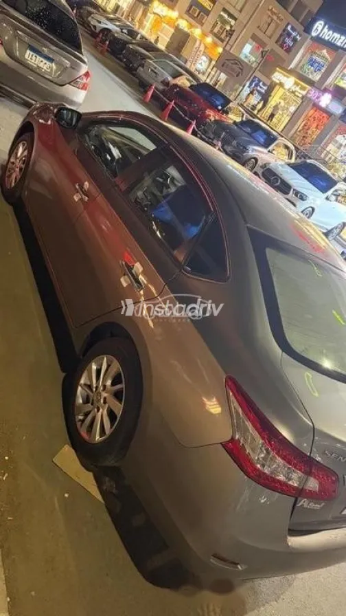 نيسان سنترا 2024 ذهبي مستعملة للبيع - 5