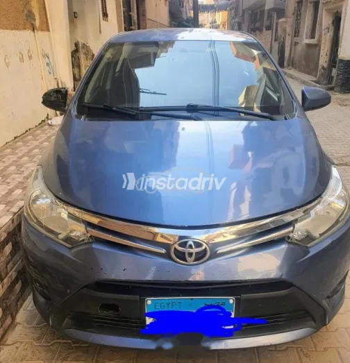 تويوتا ياريس 2014 أزرق مستعملة للبيع - 1