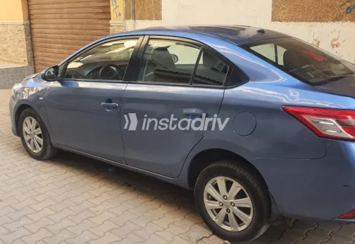 تويوتا ياريس 2014 أزرق مستعملة للبيع - 2