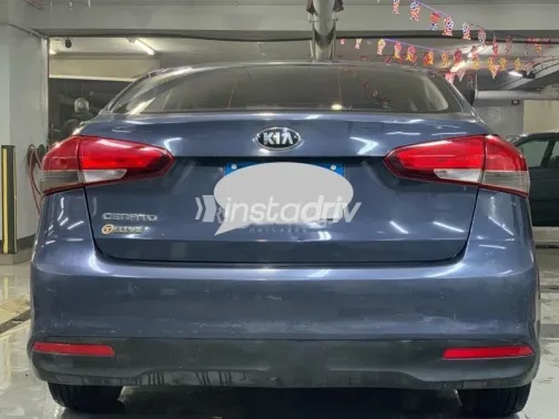 كيا سيراتو 2017 أزرق غامق مستعملة للبيع - 2