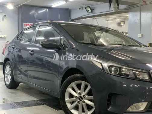 كيا سيراتو 2017 أزرق غامق مستعملة للبيع - 3