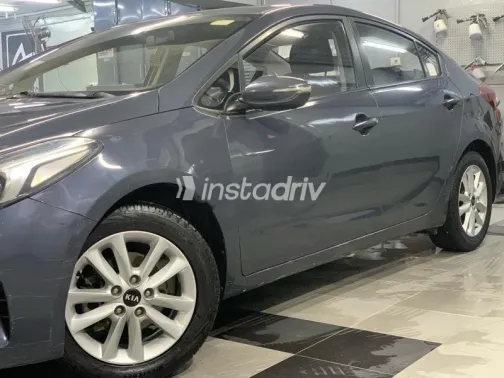 كيا سيراتو 2017 أزرق غامق مستعملة للبيع - 4