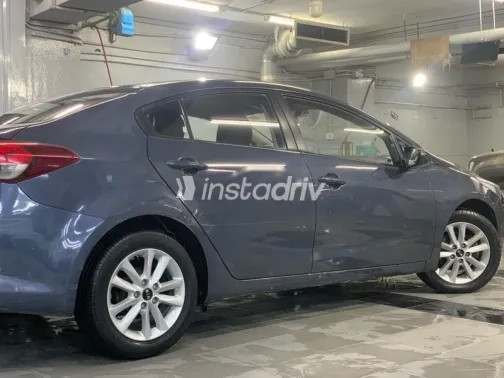 كيا سيراتو 2017 أزرق غامق مستعملة للبيع - 5
