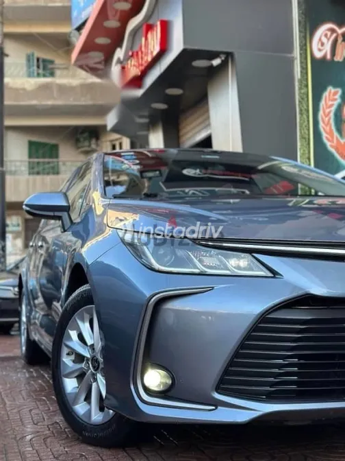 تويوتا كورولا 2021 أزرق غامق جديدة للبيع - 4