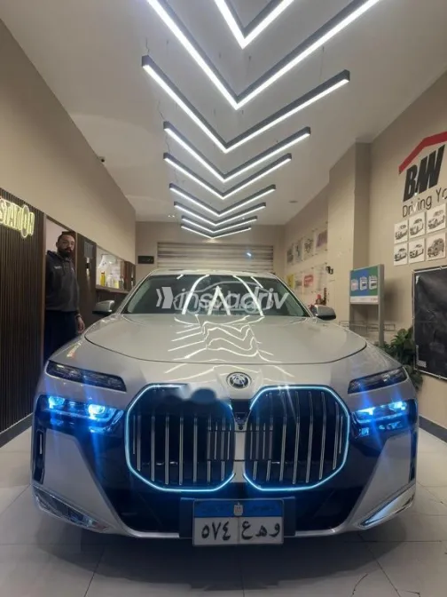 بي ام دبليو 750 2010 فضي مستعملة للبيع - 1