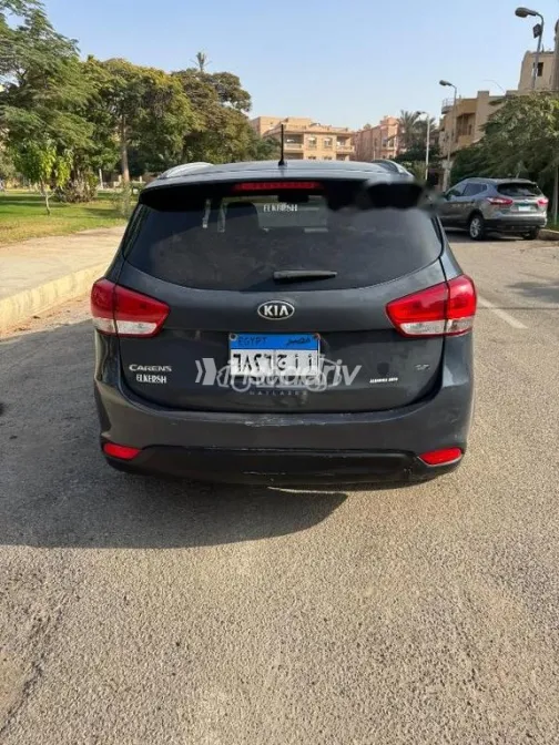 كيا كارينز 2015 أزرق مستعملة للبيع - 2