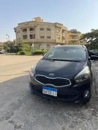 كيا كارينز 2015 أزرق مستعملة للبيع