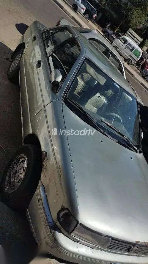 نيسان صنى 1994 فضي مستعملة للبيع - 1