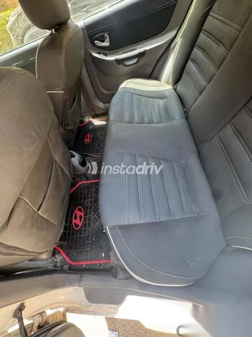 Hyundai Verna 2010 White Used for Sale - 4